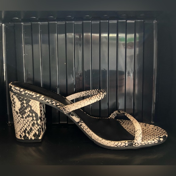 Black and White snake print block heels - Picture 2 of 3